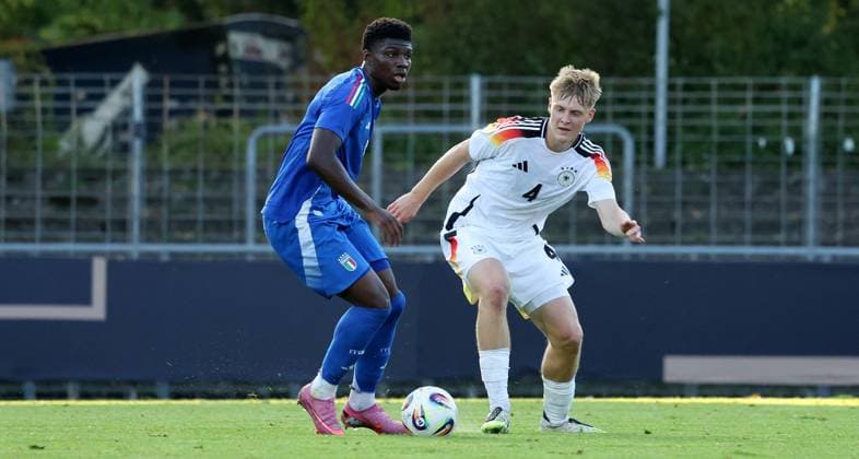 Reutlingen , Fußball Länderspiel U20 Deutschland vs. U20 Italien , von links: Ismael Konate ( ITA ) Maximilian herwerth ( GER )