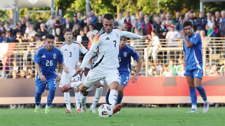 Reutlingen , Fußball Länderspiel U20 Deutschland vs. U20 Italien , Arijon Ibrahimovic ( GER ) erzielt meit einem Elfmeter das Tor zum 3 : 0