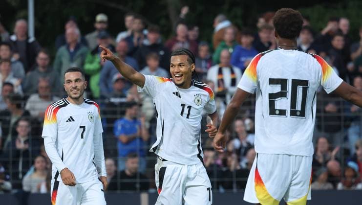Reutlingen , Fußball Länderspiel U20 Deutschland vs. U20 Italien , mitte: Paris Brunner ( GER )