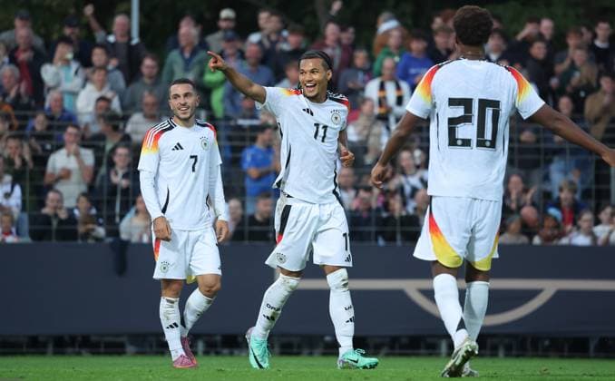 Reutlingen , Fußball Länderspiel U20 Deutschland vs. U20 Italien , mitte: Paris Brunner ( GER )