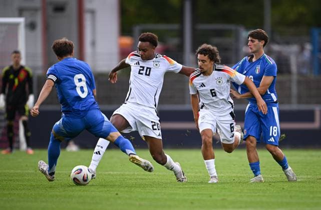 Fussball U 20 Test -Laenderspiel in Reutlingen 09.09.2025 Deutschland - Italien Luca Di Maggio (li, Italien) gegen Assan Ouedraogo (2.v.li, Deutschland) und Rafael Lubach (2.v.re, Deutschland) und Mattia Liberali (re, Italien)