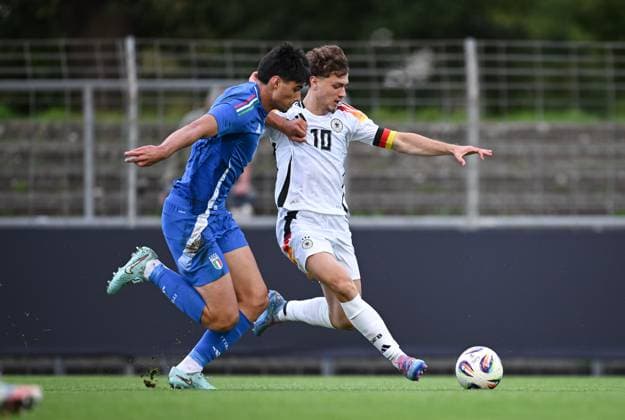 Fussball U 20 Test -Laenderspiel in Reutlingen 09.09.2025 Deutschland - Italien Raphael Kofler (li, Italien) gegen Maurice Krattenmacher (re, Deutschland)