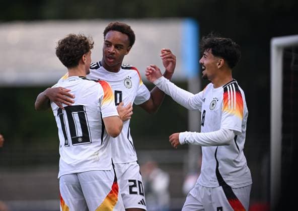 Fussball U 20 Test -Laenderspiel in Reutlingen 09.09.2025 Deutschland - Italien JUBEL Deutschland; Maurice Krattenmacher, Torschuetze zum 1-0 Assan Ouedraogo und Laurin Ulrich (v.li)