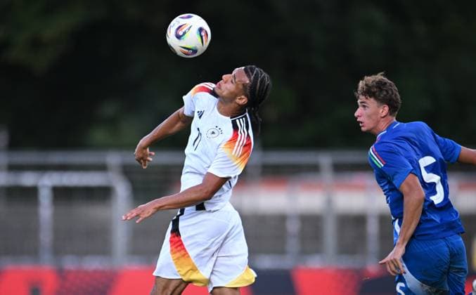 Fussball U 20 Test -Laenderspiel in Reutlingen 09.09.2025 Deutschland - Italien Paris Brunner (li, Deutschland) gegen Andrea Natali (re, Italien)