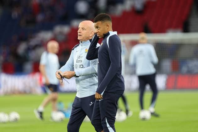 Football France Islande PHOTOPQR LE PARISIEN Olivier Arandel ; Paris ; 09 09 2025 ; Paris, France Parc des Princes Mardi 9 septembre 2025 Sports Football Équipe de France de football Éliminatoires de la zone Europe pour la Coupe du monde de football 2026 France - Islande Echauffement - Guy Stephan, entraîneur adjoint, et Kylian Mbappé. LP Olivier Arandel Saint Denis, France, sept 9th 2025. Stade de France. Soccer. France - Iceland: World Cup qualifying match
