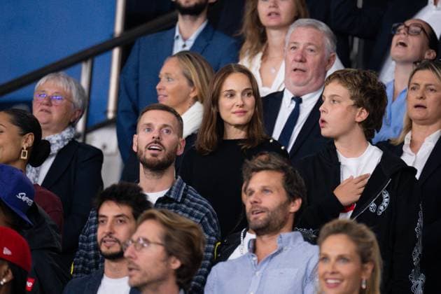FOOTBALL : France vs Islande - Paris - 09 09 2025 Natalie Portman and M Pokora attend the European Qualifying round match between France and Iceland at Parc des Princes on September 09, 2025 in Paris, France. ( Photo by Federico Pestellini PsnewZ ) - Parc des PrincesFrance  Copyright: xFedericoxPestellinix