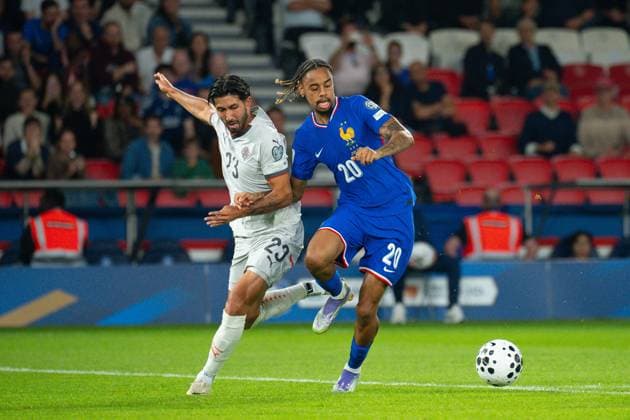 FOOTBALL : France vs Islande - Paris - 09 09 2025 Bradley Barcola ( 20 - France ) and Mikael Egill Ellertsson ( 23 - Iceland ) during the European Qualifying round match between France and Iceland at Parc des Princes on September 09, 2025 in Paris, France. ( Photo by Federico Pestellini PsnewZ ) - Parc des PrincesFrance  Copyright: xFedericoxPestellinix