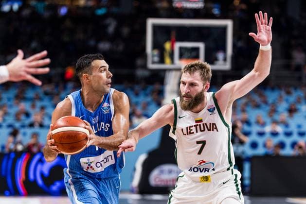 FIBA EuroBasket 2025: Litauen - Griechenland; 09.09.2025 Kostas Sloukas (Griechenland, 10) am Ball, Gytis Radzevicius (Litauen, 7) FIBA EuroBasket 2025: Litauen - Griechenland; Riga, Arena Riga am 09.09.2025 *** FIBA EuroBasket 2025 Lithuania Greece 09 09 2025 Kostas Sloukas Greece, 10 on the ball, Gytis Radzevicius Lithuania, 7 FIBA EuroBasket 2025 Lithuania Greece Riga, Arena Riga on 09 09 2025 Copyright: xBEAUTIFULxSPORTS Wunderlx