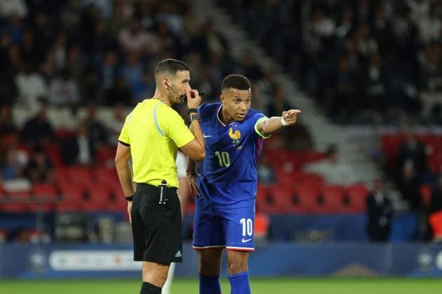 Football France Islande PHOTOPQR LE PARISIEN Olivier Arandel ; Paris ; 09 09 2025 ; Paris, France Parc des Princes Mardi 9 septembre 2025 Sports Football Équipe de France de football Éliminatoires de la zone Europe pour la Coupe du monde de football 2026 France - Islande - Discution entre l arbitre, António Emanuel Carvalho Nobre, et Kylian Mbappé LP Olivier Arandel Saint Denis, France, sept 9th 2025. Stade de France. Soccer. France - Iceland: World Cup qualifying match