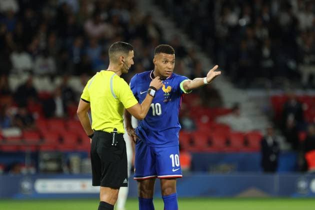 Football France Islande PHOTOPQR LE PARISIEN Olivier Arandel ; Paris ; 09 09 2025 ; Paris, France Parc des Princes Mardi 9 septembre 2025 Sports Football Équipe de France de football Éliminatoires de la zone Europe pour la Coupe du monde de football 2026 France - Islande - Discution entre l arbitre, António Emanuel Carvalho Nobre, et Kylian Mbappé LP Olivier Arandel Saint Denis, France, sept 9th 2025. Stade de France. Soccer. France - Iceland: World Cup qualifying match
