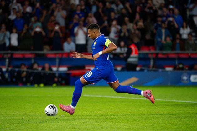 FOOTBALL : France vs Islande - Paris - 09 09 2025 Kylian Mbappe ( 10 - France ) scores his penalty during the European Qualifying round match between France and Iceland at Parc des Princes on September 09, 2025 in Paris, France. ( Photo by Federico Pestellini PsnewZ ) - Parc des PrincesFrance  Copyright: xFedericoxPestellinix