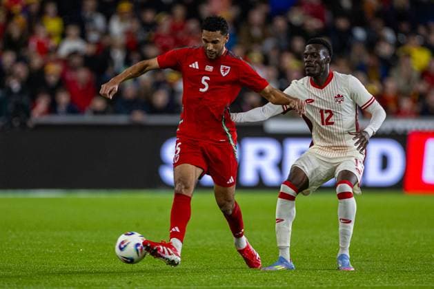 Football - International Friendly, Länderspiel, Nationalmannschaft - Wales v Canada SWANSEA, WALES - Tuesday, September 9, 2025: Wales Ben Davies (L) is challenged by Canada s Tanitoluwa Oluwatimikhin Oluwaseyi during an International Friendly match between Wales and Canada at the Swansea City Stadium. (Photo by David Rawcliffe Propaganda) SWANSEA Swansea City Stadium SWANSEA WALES  Copyright: xDavidxRawcliffex P2025-09-09-Wales_Canada-21