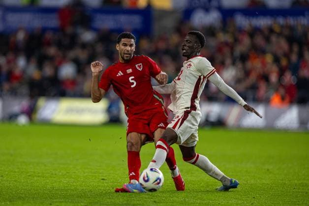Football - International Friendly, Länderspiel, Nationalmannschaft - Wales v Canada SWANSEA, WALES - Tuesday, September 9, 2025: Wales Ben Cabango (L) is challenged by Canada s Tanitoluwa Oluwatimikhin Oluwaseyi during an International Friendly match between Wales and Canada at the Swansea City Stadium. (Photo by David Rawcliffe Propaganda) SWANSEA Swansea City Stadium SWANSEA WALES  Copyright: xDavidxRawcliffex P2025-09-09-Wales_Canada-28