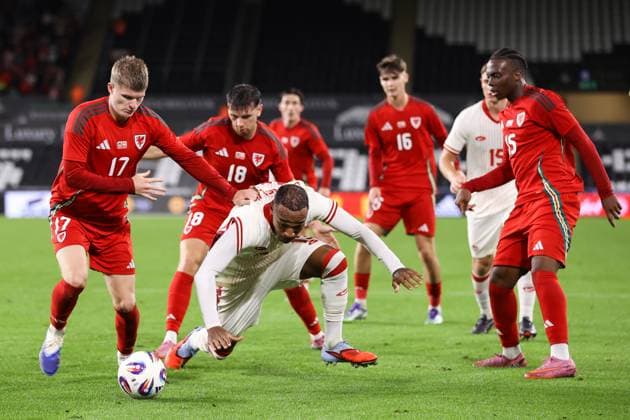 Wales v Canada 09 September 2025, Swansea - International Friendly, Länderspiel, Nationalmannschaft Football - Wales v Canada - Derek Cornelius of Canada is put under pressure by Jordan James of Wales - Photo: Jacques Feeney Offside. Swansea UK Copyright: xJacquesxFeeneyx xOffsidexOffside