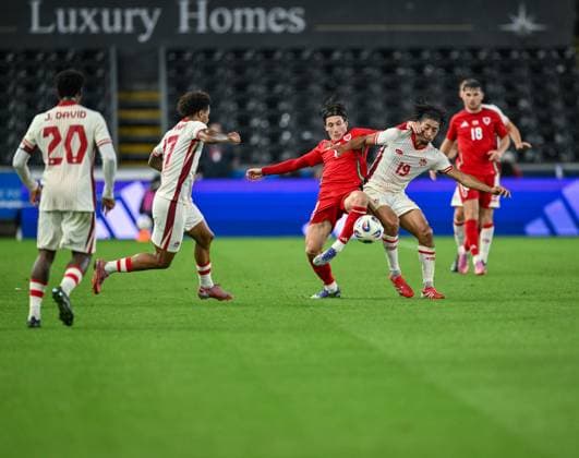 Wales v Canada International Friendly, Länderspiel, Nationalmannschaft Nathan Saliba of Canada and Harry Wilson of Wales collide for the ball during the International Friendly match between Wales and Canada at Swansea.com Stadium, Swansea UK Newspapers OUT Copyright: xPaulxRuberyx FIL-22196-0034