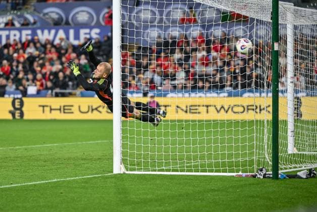 Wales v Canada International Friendly, Länderspiel, Nationalmannschaft Adam Davies of Wales stretches for Derek Cornelius of Canada goal during the International Friendly match between Wales and Canada at Swansea.com Stadium, Swansea UK Newspapers OUT Copyright: xPaulxRuberyx FIL-22196-0042