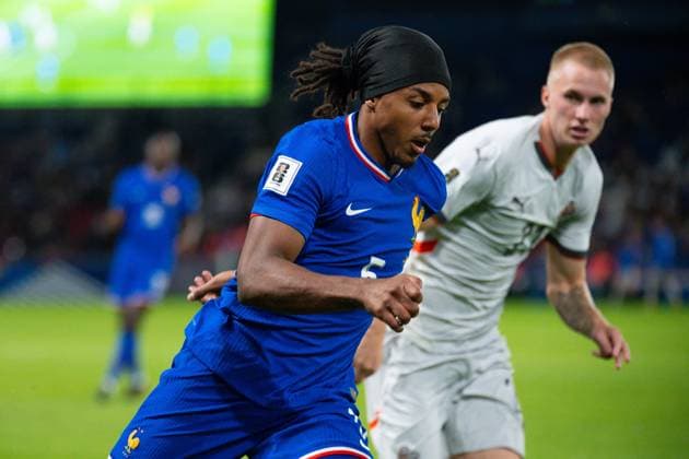 FOOTBALL : France vs Islande - Paris - 09 09 2025 Jules Kounde ( 5 - France ) and Daniel Gudjohnsen ( 21 - Iceland ) during the European Qualifying round match between France and Iceland at Parc des Princes on September 09, 2025 in Paris, France. ( Photo by Federico Pestellini PsnewZ ) - Parc des PrincesFrance  Copyright: xFedericoxPestellinix