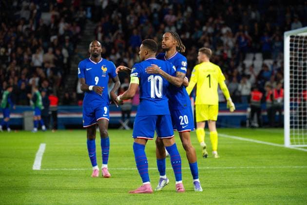 FOOTBALL : France vs Islande - Paris - 09 09 2025 Bradley Barcola ( 20 - France ) celebrates with Kylian Mbappe ( 10 - France ) during the European Qualifying round match between France and Iceland at Parc des Princes on September 09, 2025 in Paris, France. ( Photo by Federico Pestellini PsnewZ ) - Parc des PrincesFrance  Copyright: xFedericoxPestellinix