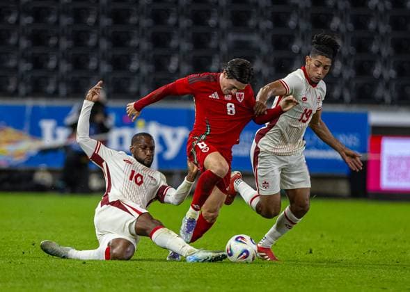 Football - International Friendly, Länderspiel, Nationalmannschaft - Wales v Canada SWANSEA, WALES - Tuesday, September 9, 2025: Wales Harry Wilson (C) is challenged by David Junior Wayne Hoilett (L) and Nathan-Dylan Saliba (R) during an International Friendly match between Wales and Canada at the Swansea City Stadium. (Photo by David Rawcliffe Propaganda) SWANSEA Swansea City Stadium SWANSEA WALES  Copyright: xDavidxRawcliffex P2025-09-09-Wales_Canada-55