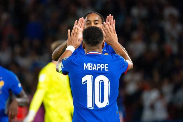 FOOTBALL : France vs Islande - Paris - 09 09 2025 Bradley Barcola ( 20 - France ) celebrates with Kylian Mbappe ( 10 - France ) during the European Qualifying round match between France and Iceland at Parc des Princes on September 09, 2025 in Paris, France. ( Photo by Federico Pestellini PsnewZ ) - Parc des PrincesFrance  Copyright: xFedericoxPestellinix