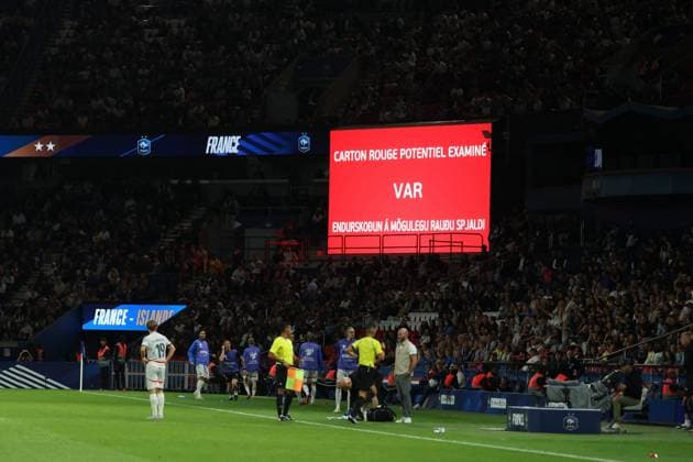 Football France Islande PHOTOPQR LE PARISIEN Olivier Arandel ; Paris ; 09 09 2025 ; Paris, France Parc des Princes Mardi 9 septembre 2025 Sports Football Équipe de France de football Éliminatoires de la zone Europe pour la Coupe du monde de football 2026 France - Islande - Panneau annonçant la VAR LP Olivier Arandel Saint Denis, France, sept 9th 2025. Stade de France. Soccer. France - Iceland: World Cup qualifying match