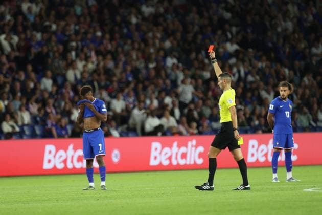 Football France Islande PHOTOPQR LE PARISIEN Olivier Arandel ; Paris ; 09 09 2025 ; Paris, France Parc des Princes Mardi 9 septembre 2025 Sports Football Équipe de France de football Éliminatoires de la zone Europe pour la Coupe du monde de football 2026 France - Islande - Carton rouge pour Aurélien Tchouameni LP Olivier Arandel Saint Denis, France, sept 9th 2025. Stade de France. Soccer. France - Iceland: World Cup qualifying match