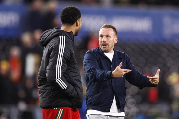 Wales v Canada 09 September 2025, Swansea - International Friendly, Länderspiel, Nationalmannschaft Football - Wales v Canada - Wales manager Craig Bellamy interacts with Ben Cabango of Wales - Photo: Jacques Feeney Offside. Swansea UK Copyright: xJacquesxFeeneyx xOffsidexOffside