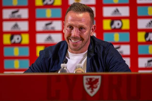 Football - International Friendly, Länderspiel, Nationalmannschaft - Wales v Canada SWANSEA, WALES - Tuesday, September 9, 2025: Wales manager Craig Bellamy speaks to the media in a post-match press conference, PK, Pressekonferenz after an International Friendly match between Wales and Canada at the Swansea City Stadium. Canada won 1-0. (Photo by David Rawcliffe Propaganda) SWANSEA Swansea City Stadium SWANSEA WALES  Copyright: xDavidxRawcliffex P2025-09-09-Wales_Canada-78