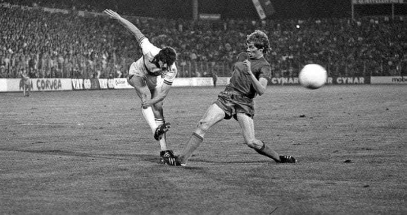 13.09.78 FC Basel - VfB Stuttgart Schweiz, Basel, 13.09.1978, Fussball, UEFA-Cup, FC Basel - VfB Stuttgart (2:3): li. Walter Kelsch (VfB Stuttgart). *** 13 09 78 FC Basel VfB Stuttgart Switzerland, Basel, 13 09 1978, Football, UEFA Cup, FC Basel VfB Stuttgart 2 3 li Walter Kelsch VfB Stuttgart