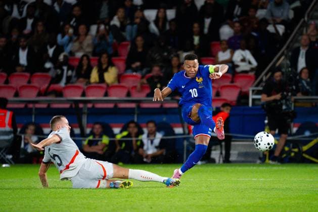 FOOTBALL : France vs Islande - Paris - 09 09 2025 Kylian Mbappe ( 10 - France ) and Sverrir Ingason ( 5 - Iceland ) during the European Qualifying round match between France and Iceland at Parc des Princes on September 09, 2025 in Paris, France. ( Photo by Federico Pestellini PsnewZ ) - Parc des PrincesFrance  Copyright: xFedericoxPestellinix
