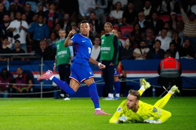 FOOTBALL : France vs Islande - Paris - 09 09 2025 Kylian Mbappe ( 10 - France ) and Elias Rafn Olafsson ( 1 - Iceland ) during the European Qualifying round match between France and Iceland at Parc des Princes on September 09, 2025 in Paris, France. ( Photo by Federico Pestellini PsnewZ ) - Parc des PrincesFrance  Copyright: xFedericoxPestellinix