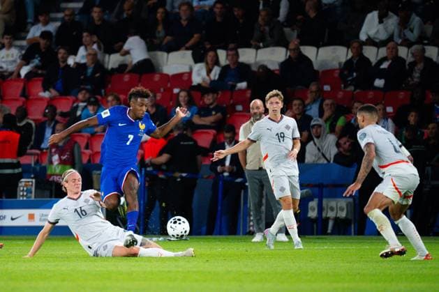 FOOTBALL : France vs Islande - Paris - 09 09 2025 Kingsley Coman ( 7 - France ) and Stefan Teitur Thordarson ( 16 - Iceland ) during the European Qualifying round match between France and Iceland at Parc des Princes on September 09, 2025 in Paris, France. ( Photo by Federico Pestellini PsnewZ ) - Parc des PrincesFrance  Copyright: xFedericoxPestellinix