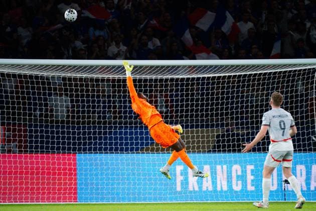 FOOTBALL : France vs Islande - Paris - 09 09 2025 Mike Maignan ( 16 - France ) during the European Qualifying round match between France and Iceland at Parc des Princes on September 09, 2025 in Paris, France. ( Photo by Federico Pestellini PsnewZ ) - Parc des PrincesFrance  Copyright: xFedericoxPestellinix