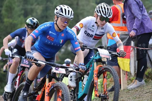 09 09 2025, Zermatt, Valais 2025 UCI Mountain Bike World Championships, Chiara Teocchi 21 (ITA), Isla Short 18 (GBR), Gwendalyn Gibson 16 (USA) during the Cross-Country Short Track Elite Women Final Zermatt Zermatt Valais Switzerland Copyright: xJustPictures.ch FrancescoxMinghettix jp-en-FrMi-MNG_5629