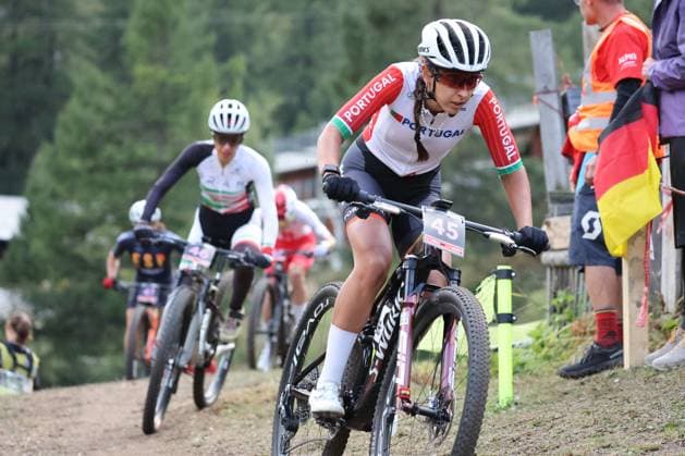 09 09 2025, Zermatt, Valais 2025 UCI Mountain Bike World Championships, Raquel Queiros 45 (POR), Faranak Partoazar 46 (IRI) during the Cross-Country Short Track Elite Women Final Zermatt Zermatt Valais Switzerland Copyright: xJustPictures.ch FrancescoxMinghettix jp-en-FrMi-MNG_5668