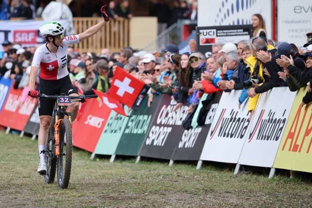 09 09 2025, Zermatt, Valais 2025 UCI Mountain Bike World Championships, Linda Indergand 32 (SUI) finishing the Cross-Country Short Track Elite Women Final Zermatt Zermatt Valais Switzerland Copyright: xJustPictures.ch FrancescoxMinghettix jp-en-FrMi-MNG_6485