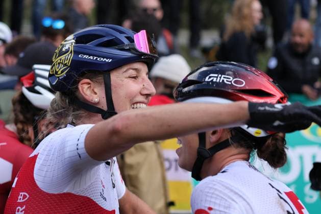 09 09 2025, Zermatt, Valais 2025 UCI Mountain Bike World Championships, Nicole Koller 6 (SUI) congratulating Alessandra Keller 4 (SUI), today s Gold Medal after the Cross-Country Short Track Elite Women Final Zermatt Zermatt Valais Switzerland Copyright: xJustPictures.ch FrancescoxMinghettix jp-en-FrMi-MNG_6540