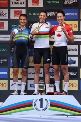 09 09 2025, Zermatt, Valais 2025 UCI Mountain Bike World Championships, Jenny Rissveds 3 (SWE), Silver, Alessandra Keller 4 (SUI), World Champion and Gold and Jennifer Jackson 7 (CAN), Bronze Medals at the Cross-Country Short Track Elite Women World Championship, WM, Weltmeisterschaft during the award ceremony Zermatt Zermatt Valais Switzerland Copyright: xJustPictures.ch FrancescoxMinghettix jp-en-FrMi-MNG_7471