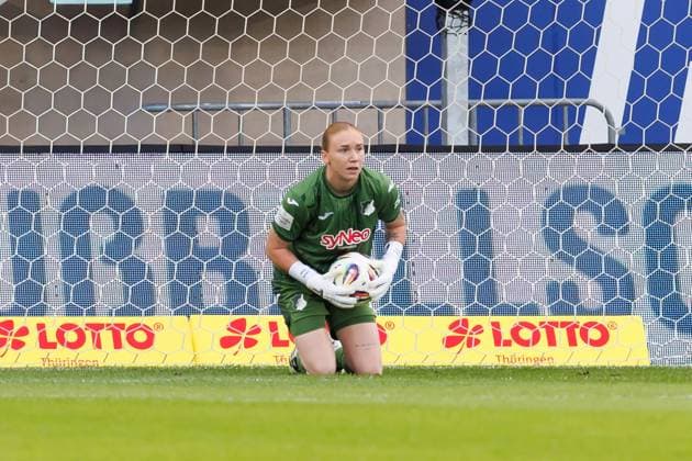 Laura Dick (Hoffenheim, 1, Torwart) hält, 08.09.2025, Jena (Deutschland), Fußball, Frauen-Bundesliga, FC Carl Zeiss Jena - TSG 1899 Hoffenheim, DFB DFL REGULATIONS PROHIBIT ANY USE OF PHOTOGRAPHS AS IMAGE SEQUENCES AND OR QUASI-VIDEO.
