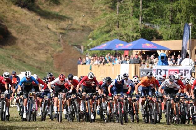 09 09 2025, Zermatt, Valais 2025 UCI Mountain Bike World Championships, Finn Treduler 2 (SUI), today s Silver Medal, Cole Punchard 3 (CAN), today s Bronze Medal, Gustav Pedersen 4 (DEN), Rens Teunissen Van Manen 5 (NED), Benjamin Krüger 7 (GER), Thibaut Francois Baudry 9 (ESP), Leo Lounela 10 (SWE), Adrien Boichis 11 (FRA), today s Gold Medal, Khalid Sidahmed 16 (SUI), Tom Schellekens 21 (NED), Daniel English 24 (USA), Hugo Franco Gallego 26 (ESP), Matteo Siffredi 41 (ITA), Mikkel Lose 42 (DEN), Martin E Farstadvoll 43 (NOR), Max Greensill 49 (GBR) at the green light of the Cross-Country Short Track U23 Men Final Zermatt Zermatt Valais Switzerland Copyright: xJustPictures.ch FrancescoxMinghettix jp-en-FrMi-MNG_4746