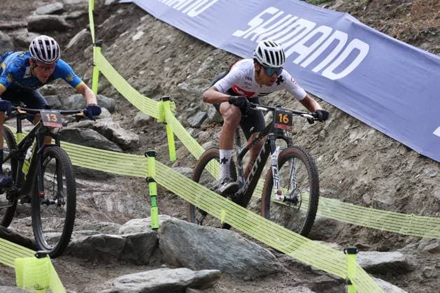 09 09 2025, Zermatt, Valais 2025 UCI Mountain Bike World Championships, Khalid Sidahmed 16 (SUI), Oleksandr Hudyma 13 (UKR) during the Cross-Country Short Track U23 Men Final Zermatt Zermatt Valais Switzerland Copyright: xJustPictures.ch FrancescoxMinghettix jp-en-FrMi-MNG_5005