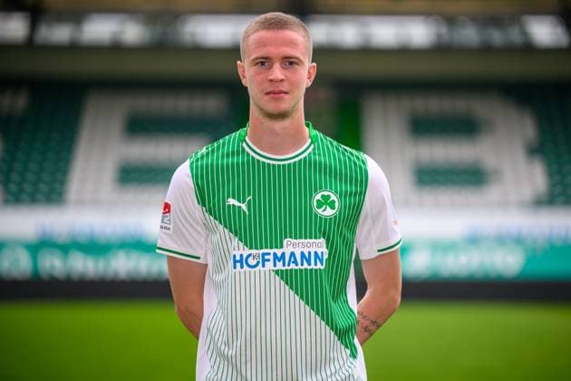 09.09.2025 - SpVgg Greuther Fürth ( Kleeblatt Spielvereinigung ) - 2. Fussball Bundesliga - Saison 2025 2026 - Fototermin Porträttermin Vorstellung Präsentation Pressetermin - - Einzelbild Einzelfoto Portrait Porträt Kopfbild - Brynjar Ingi Bjarnason (25, SpVgg Greuther Fürth )