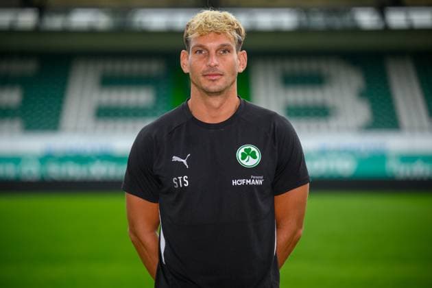 09.09.2025 - SpVgg Greuther Fürth ( Kleeblatt Spielvereinigung ) - 2. Fussball Bundesliga - Saison 2025 2026 - Fototermin Porträttermin Vorstellung Präsentation Pressetermin - - Einzelbild Einzelfoto Portrait Porträt Kopfbild - Dr. Stefan Söllner (Teamarzt SpVgg Greuther Fürth )