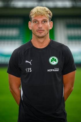 09.09.2025 - SpVgg Greuther Fürth ( Kleeblatt Spielvereinigung ) - 2. Fussball Bundesliga - Saison 2025 2026 - Fototermin Porträttermin Vorstellung Präsentation Pressetermin - - Einzelbild Einzelfoto Portrait Porträt Kopfbild - Dr. Stefan Söllner (Teamarzt SpVgg Greuther Fürth )