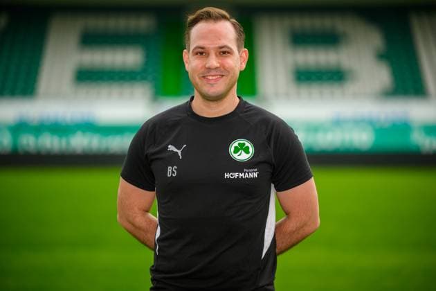 09.09.2025 - SpVgg Greuther Fürth ( Kleeblatt Spielvereinigung ) - 2. Fussball Bundesliga - Saison 2025 2026 - Fototermin Porträttermin Vorstellung Präsentation Pressetermin - - Einzelbild Einzelfoto Portrait Porträt Kopfbild - Dr. Sebastian Schmidt ( Mannschaftsarzt SpVgg Greuther Fürth )
