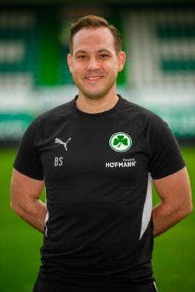 09.09.2025 - SpVgg Greuther Fürth ( Kleeblatt Spielvereinigung ) - 2. Fussball Bundesliga - Saison 2025 2026 - Fototermin Porträttermin Vorstellung Präsentation Pressetermin - - Einzelbild Einzelfoto Portrait Porträt Kopfbild - Dr. Sebastian Schmidt ( Mannschaftsarzt SpVgg Greuther Fürth )