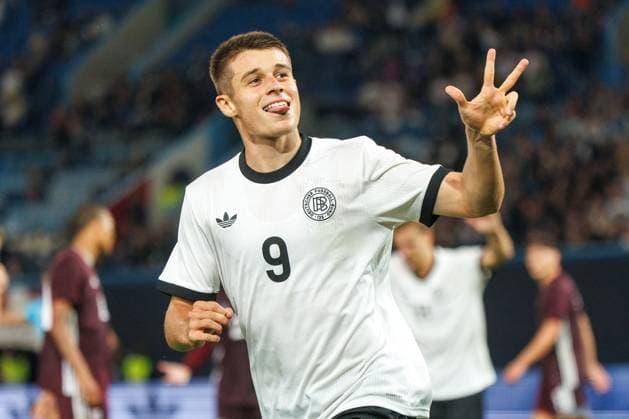 Torjubel und Freude bei Torschütze Nicolo Tresoldi (GER) nach dem Treffer zum 4:0. Es war sein drittes Tor was er mit den drei Fingern auch zeigt; GER, Deutschland vs. Lettland, EM-Qualifikation U 21 Gruppenphase, Fußball, Männer, 09.09.2025 Rostock Ostseestadion Mecklenburg - Vorpommern Deutschland