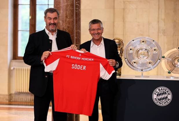 Fussball, Herren, Bundesliga, Saison 2025 2026, FC Bayern München, Empfang der Herrenmannschaft und Frauenmannschaft, Bayerische Staatskanzlei Die beiden Mannschaften des FC Bayern München wurden von Dr. Markus Söder, Bayerischer Ministerpräsident in der Bayerischen Staatskanzlei geehrt, hier im Bild Dr. Markus Söder, Bayerischer Ministerpräsident (li.) der von Herbert Hainer, Präsident (FC Bayern München) (re.) ein Trikot geschenkt bekommt *** Football, Men, Bundesliga, Season 2025 2026, FC Bayern Munich, Reception of the mens team and womens team, Bavarian State Chancellery The two FC Bayern Munich teams were honored by Dr Markus Söder, Bavarian Prime Minister in the Bavarian State Chancellery, here in the picture Dr Markus Söder, Bavarian Prime Minister li receiving a jersey from Herbert Hainer, President FC Bayern Munich re