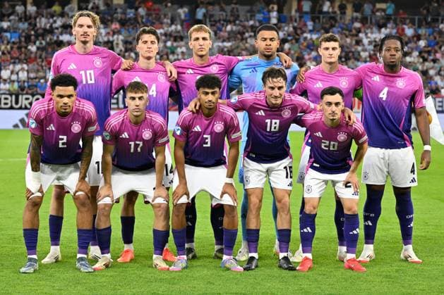 Bratislava, Narodny futbalovy stadion - Tehelne Pole, 28.06.25, SVK, Herren, UEFA U21, U 21 Europameisterschaft, Finale, England-Deutschland Bild: Mannschaftsfoto, Gruppenfoto Deutschland. O.v.l. Nick WOLTEMADE (Deutschland), Tim OERMANN (Deutschland), Nelson WEIPER (Deutschland), Torwart Noah ATUBOLU (Deutschland), Eric MARTEL (Deutschland) und Bright ARREY-MBI (Deutschland). U.v.l. Nnamdi COLLINS (Deutschland), Brajan GRUDA (Deutschland), Nathaniel BROWN (Deutschland), Rocco REITZ (Deutschland) und Paul NEBEL (Deutschland) UEFA regulations prohibit any use of photographs as image sequences and or quasi-video. Bratislava Slowakei