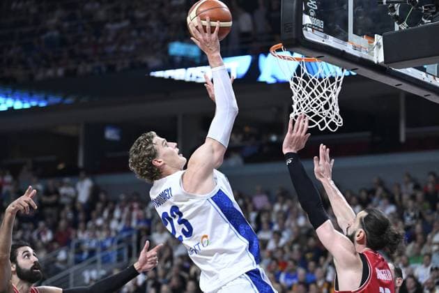 Finland s Lauri Markkanen (C) and Georgia s Tornike Shengelia (R) during the FIBA Eurobasket quarterfinal match Finland vs. Georgia in Riga, Latvia on September 10, 2025. Riika, Riga Latvia LKFTJK20250910171555YXNO  Copyright: xHeikkixSaukkomaax LKFTJK20250910171555YXNO